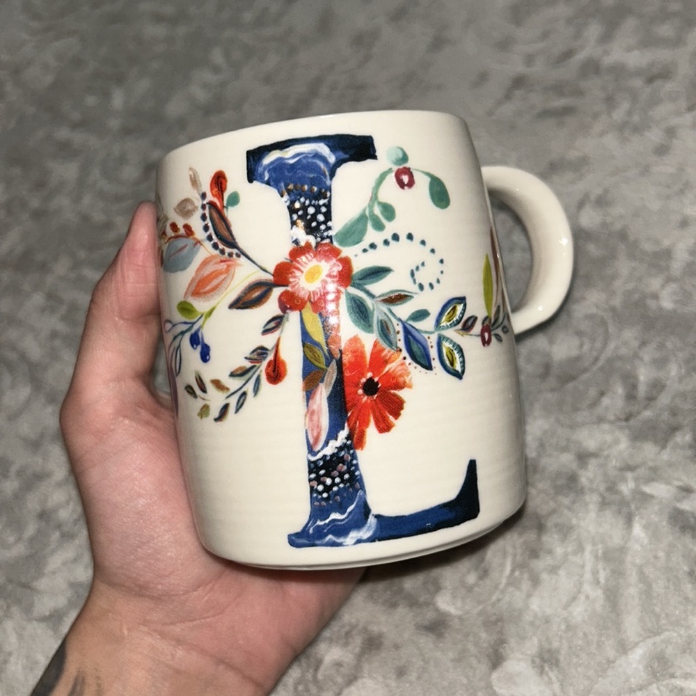 Beautiful L designed Mug - Picture 8 of 8